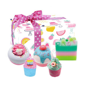 Bomb Cosmetics Confezione Regalo Its Party Time Questa confezione regalo contiene: Party Popper Blaster la preparazione perfetta per coccolare le feste! Balla fino alla vasca e fai il bagno nelle acque cremose